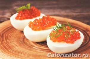 варёные яйца с икрой и булка с маслом