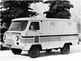 УАЗ пробил стену на парковке торгового центра