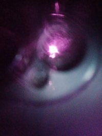 Я только что тоже снял подобное НЛО. 
А если серьёзно, то стюардесса не знает, что такое лидар. И приняла излучение лидара за НЛО.
В топовых айфонах последнего поколения есть лидар. Он используется кроме всего прочего для лучшей фокусировки.