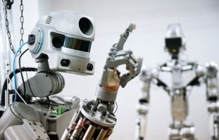 И как такой "конструктор роботов" даст все необходимые навыки для строительства настоящего если руками человек ничего не делал? В результате такого моделирования мы получаем сложный эргономичный механизм поверх которого как попало болтаются провода и шланги поскольку их расположение проектом не рассчитано и не предусмотрено. С год назад примерно я просто охренел когда увидел в какой-то передаче как американских морпехов в классе на компьютерах учат правильно копать окопы.