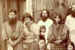 Дык на фото посмотрите. 
На кого больше похожи Айны? 
На японцев или на наших? 
Вот именно!