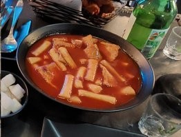 Да не "чтобы глистов травить", а чтобы было вкусно!
Вот Вам типичный обед. Красное - потому что перец. Зеленое - соджия (местный алкогольный напиток)