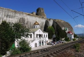 Тут целая железная дорога проходит по территории монастыря.
