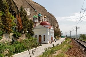 Единственная в мире церковь, через которую проходит дорога