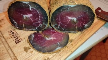 Ни один промышленный мясопродукт не делается без нитрита натрия. Только его раньше селитрой называли. И известно это с древних времён.
Поэтому я не ем домашнюю колбасу от не очень грамотных "рукодельников" )))))))
Точнее, ем, но только, максимум, пары дней от роду.
Есть еще вариант - я, например, пару раз в год делаю сыровяленую говядину. Но там концентрация обычной поваренной соли в несколько десятков (если больше) раз выше.