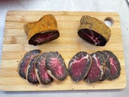 Ни один промышленный мясопродукт не делается без нитрита натрия. Только его раньше селитрой называли. И известно это с древних времён.
Поэтому я не ем домашнюю колбасу от не очень грамотных "рукодельников" )))))))
Точнее, ем, но только, максимум, пары дней от роду.
Есть еще вариант - я, например, пару раз в год делаю сыровяленую говядину. Но там концентрация обычной поваренной соли в несколько десятков (если больше) раз выше.