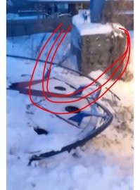 Если держится только на "земле и снегу", могли бы хоть куском трасса к опоре примотать.