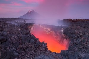 Некоторые фото настолько отфотошоплены, что их нельзя называть фото природы, красивого места. Некоторые подписи-пояснения ... просто собрание слов в вольном порядке. А вот это вообще полнейший маразм: "учёные, морские биологи и специалисты по черепахам были поражены - они никогда не видели ничего подобного." Как то, когда у меня жила красноухая черепаха я не сообразила позвать этих тупых "учёных" полюбоваться как пузырит моя черепашка при КАЖДОМ погружении в воду в террариуме. Короче есть несколько действительно отличных кадров,но в целом странный пост, много  лживых фоток и нет нашей страны. Минус без вопросов.