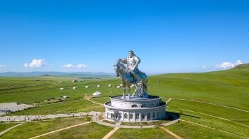 Тест лёгкий, но вот на седьмом вопросе и вариантах я просто офигела. 
 То есть то что статуя Ченгиз-Хана расположена в 54 км от собственно Улан-Батора, это называют В городе????? Да там от статуи  на верблюдах целый день скакать надо чтобы Улан-Батор увидеть!!!