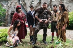 Был такой сериал "Призраки" там как раз тему с одеждой во время смерти обыграли. Вот тут мужик умер без штанов и стал призраком без штанов, а другой скаут умер со стрелой в шее, в общем в этом они весь сериал и ходили