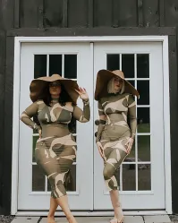 "Важен стиль, а не размер"? За размер промолчу, он у них разный, чо уж греха таить... И фотки все страшные какие-то. Стиль? Где стиль? Подражание районной барахолке - возможно, но стиль? Гламур-сафари-милитар-бордель-алиэкспресс-фикспрайс? Эта дрянь у них стилем зовётся?