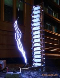 Непонятно,почему на Земле не используют такую технологию получения алмазов,или хотя бы графита. Метан есть,молнии делать умеем.. Цитата -
 "Разряды молний превращают метан в углерод, который во время падения твердеет, превращаясь через 1 600 км в глыбы графита, а спустя еще 6 000 км эти глыбы становятся алмазами."