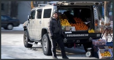 Так запорожец для того и нужен был. Труднее понять, когда из хаммера  фруктами торгуют..
