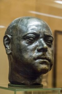 Если че - у Петра реально была маленькая голова. Я видел посмертную маску в истоическом музее.