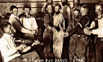 Кавбои изначально гомосеки. Они же пастухи. Баб небыло, вот и до сих пор в жопу ипутся.