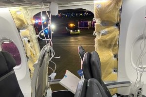 Подумаешь, дырка 9 см. 5 января Боинг в Портленде, США, вообще без аварийной двери приземлился.  В Боингах вообще полно ненужных деталей - выкинуть нафиг, больше пассажиров и багажа можно будет взять...