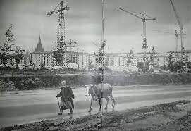 Что-то я тут не вижу оживленной трассы с потоком автомобилей.. 
В те времена даже центральные  улицы Москвы по другому выглядели.