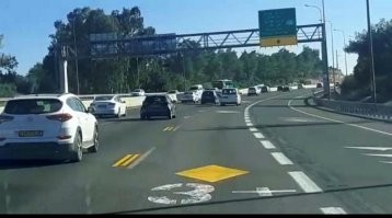 Израиль. Платных автостопщиков конечно нет. Впрочем и автостопщики водителям не платят .  Дело целиком добровольное - стоять в пробке, или взять попутчиков. (С водителями, пытавшимися брать деньги, не имея лицензии таксистов поступили быстро и жестоко)