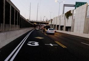 Израиль. Платных автостопщиков конечно нет. Впрочем и автостопщики водителям не платят .  Дело целиком добровольное - стоять в пробке, или взять попутчиков. (С водителями, пытавшимися брать деньги, не имея лицензии таксистов поступили быстро и жестоко)