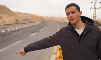 Израиль. Платных автостопщиков конечно нет. Впрочем и автостопщики водителям не платят .  Дело целиком добровольное - стоять в пробке, или взять попутчиков. (С водителями, пытавшимися брать деньги, не имея лицензии таксистов поступили быстро и жестоко)