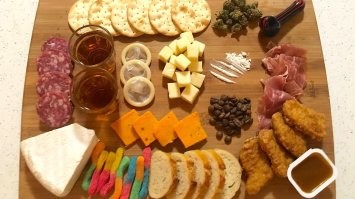 Яндекс пишет, что предмет справа вверху - трубка для курения наркосодержащей травы.