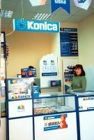 Будто нейросеть слепила фото. Лицо у женщины странное и на заднем фоне буквы непонятные