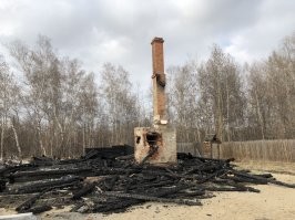 Не всякая печь - "русская печь".
Есть камины, есть "финки", есть буржуйки, есть банные каменки.
Оказывается, Вы и близко не понимаете, что такое "Русская печь и как она устроена.
Русская печь не может быть без фундамента. Она не должна быть связана с полом избы.