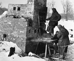 Не всякая печь - "русская печь".
Есть камины, есть "финки", есть буржуйки, есть банные каменки.
Оказывается, Вы и близко не понимаете, что такое "Русская печь и как она устроена.
Русская печь не может быть без фундамента. Она не должна быть связана с полом избы.