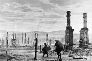 Не всякая печь - "русская печь".
Есть камины, есть "финки", есть буржуйки, есть банные каменки.
Оказывается, Вы и близко не понимаете, что такое "Русская печь и как она устроена.
Русская печь не может быть без фундамента. Она не должна быть связана с полом избы.