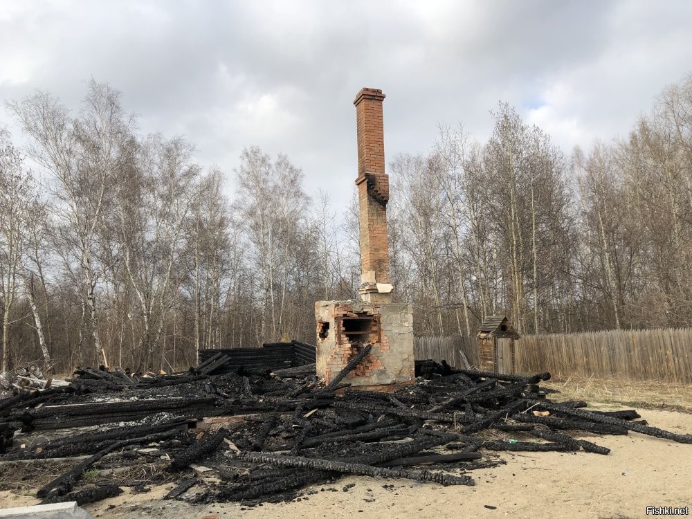 Не всякая печь - "русская печь".
Есть камины, есть "финки", есть буржуйки, есть банные каменки.
Оказывается, Вы и близко не понимаете, что такое "Русская печь и как она устроена.
Русская печь не может быть без фундамента. Она не должна быть связана с полом избы.