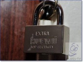 У него с собой такие "ключи", что он себе дверь с любой стороны сделает. Ему эти замки, так...