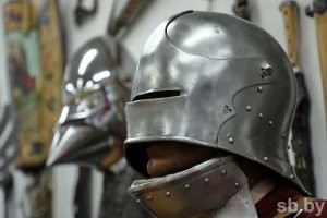 Просто Верховену нравилась эстетика шлема Салед (салад, салат) рыцарей позднего средневековья. А никто не будет же спорить, что сам робокоп - это калька с рыцарского доспеха. Так вот, у этого шлема есть возможность показать рот (подышать, крикнуть команду)