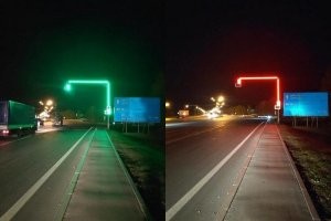 По всей стране повторители сигнала светофора на столбах уже давно. А для пешеходов даже в асфальт вмонтированные светящиеся полосы появляются.