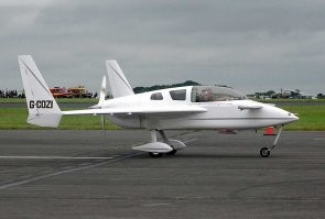 Ну нахрена переводить "самодельный"?
Cozy Mark IV - обычный легкий самолет, выпускается с 2004 года. Просто продается по запчастям для сборки - 18000$ самолет и 36000$ движок.