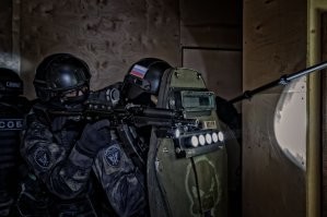 К слову как в жизни выглядит СОБР и киношные Морские дьяволы на задании, шлемы одевают редко, иначе зритель не сможет понять, кто и где.
