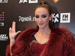 одна на шпагате перманентно, 
у этой пальцы заклинило,  вечно знак *сатан* (перечеркнуто) "два в парадный, один в.. "