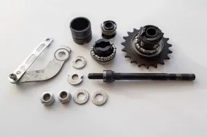 Мало кто знает (это от нас, разумеется, долгое время скрывали) но фиксатор большого конуса задней втулки втулки на первых порах представлял собой двурогий рычаг и просто накладывался на трубку задней вилки. Часто срывался, паразит.. Изменили конструкцию с фиксацией хомутом с болтом.