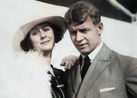 Это относится к разделу "нелепая смерть".
Основоположница свободного танца Айседора Дункан.
14 сентября 1927 года танцовщица отправилась на автомобильную прогулку в Ницце. Как всегда, она была облачена в свободное одеяние. Внезапно край длинного красного шарфа Дункан зацепился за колесо, намотался на него и выдернул артистку из автомобиля. Причиной ее смерти стал перелом шеи.
Прах Дункан хранится в колумбарии на кладбище Пер-Лашез в Париже.