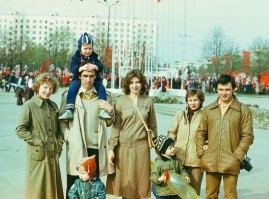 Это Зеленоград. Площадь Юности, думаю 1 мая. Где-то я наверное с большим шариком длинным как у этих ребят... Эх золотое было время
