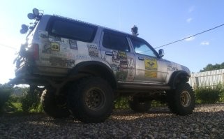 Ге, чутка не пролезает, даже если полностью на пневмоподвеске подняться. 
Но да, высоко там. 
Ковыряться под машиной удобно. 
Никакой ямы не нужно, если что.