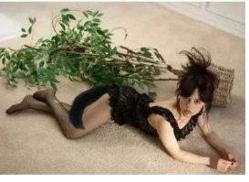 А у кошки четыре ноги. 
Позади у неё длинный хвост.