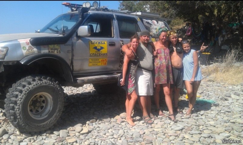 Ге, чутка не пролезает, даже если полностью на пневмоподвеске подняться. 
Но да, высоко там. 
Ковыряться под машиной удобно. 
Никакой ямы не нужно, если что.