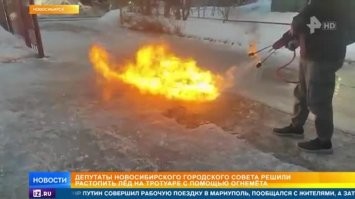 Неудачные попытки сбить снег с крыши