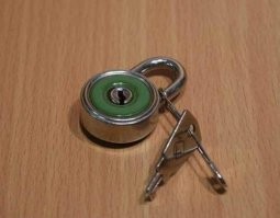Помню, если в подъезде было несколько таких замков одним цветом, то открыть их скрепкой и поменять местами.