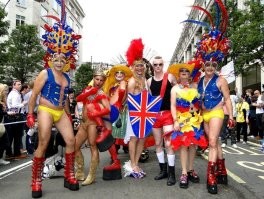 Вот, вот же совсем другое дело! Красочно, стильно. Людей много, упитанные.