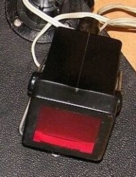 Почему же – во тьме?! А красный фонарь?!