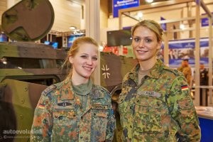 Достаточно чуть-чуть повнимательнее посмотреть, чтоб стало понятно, кто кому завидует.