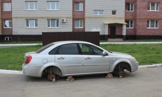 Погремушка у которой сняли колокольчик - это ваще!)
А это догадайтесь что? Это машина, у которой сняли колеса!)