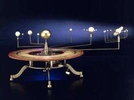 О! Я придумал научное объяснение! 

Всё правильно, 900 лет жили. 
Но! 
Тогда год был короче в 10 раз! 
А потом завод пружины стал заканчиваться и планета стала потихоньку тормозиться о звёздную пыль на своем пути вокруг Солнца. 

Ну как пластинка в граммофоне, стала "тянуть". 

Вот: