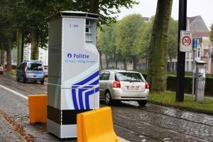 Я помню первые эти камеры у нас поставили вначале 2000х и то на автобанах , как по кольцевой не поеду так эти камеры то краской были замазаны то их поджигали по ночам . Честное слово щас даже не знаю работают они или нет , один хрен на кольцевой сделали 90-100 в туннелях было 70-90 теперь 50 и по городу тоже самое было 50 стало 30 и иногда и 20 :) . У нас вот такую херню ставят , с утра поставили а к вечеру опять куда то перетащили .